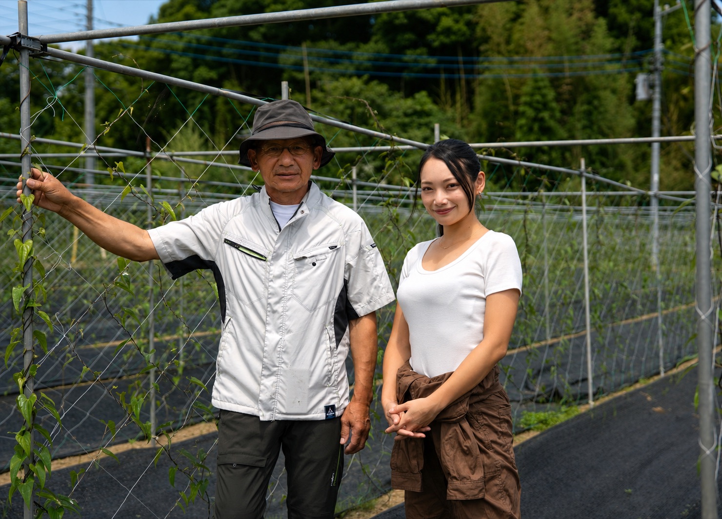 北茨城の畑に立つ、代表・田口実佳と父・田口勉